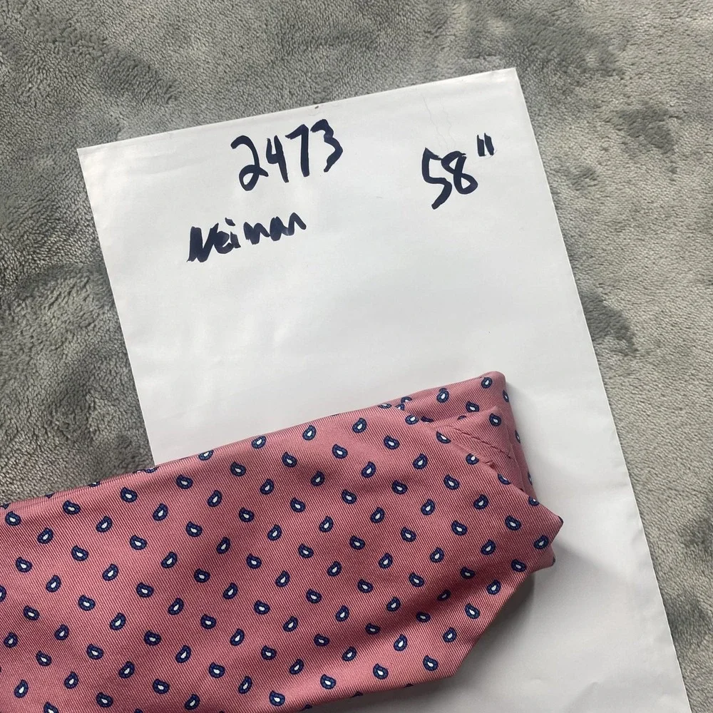 Neiman Marcus Tie Mens One‎ Size Pink Paisley 100% Silk Hand Made Italy